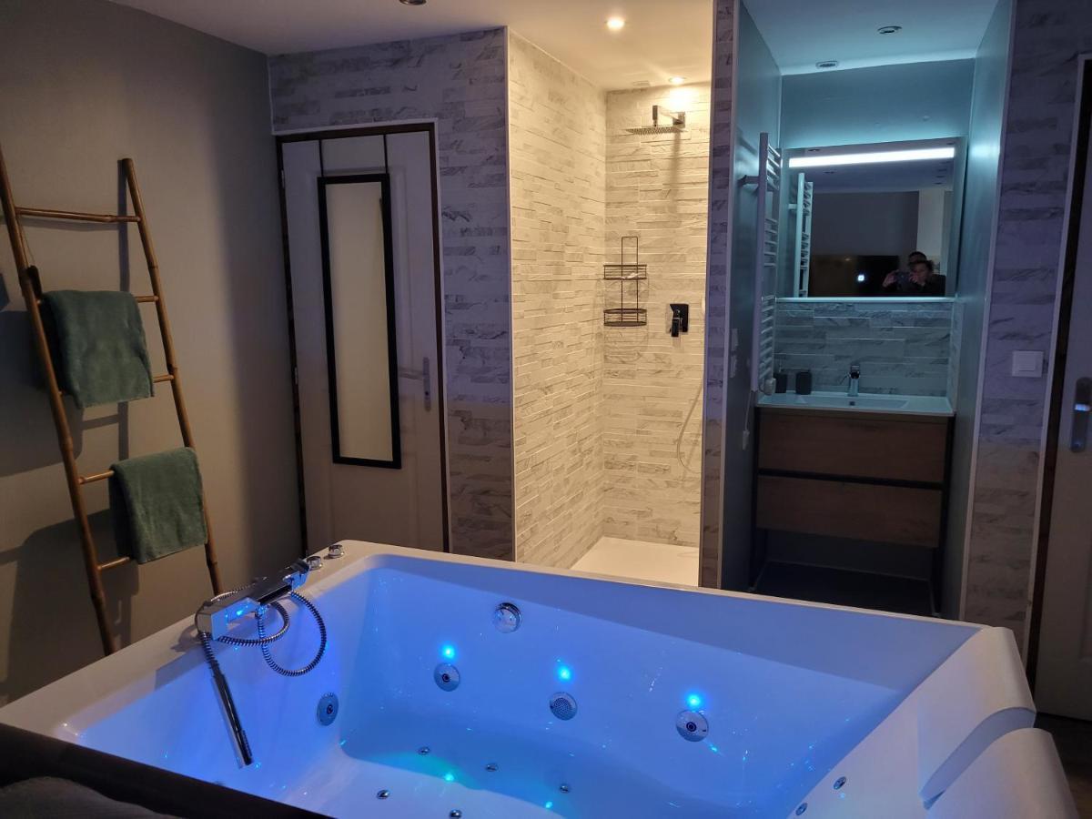 Chambre Privative Avec Baignoire Balneo Crespin  外观 照片